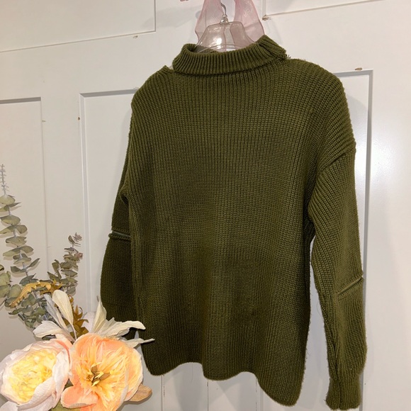 Green sweater - Picture 3 of 3